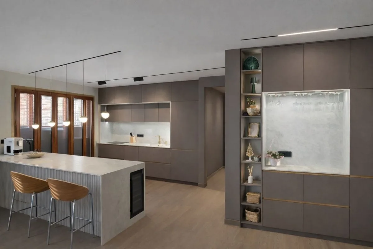 Cocina realizada en Cashemire y Neolith en la plaza de la Reina de Valencia